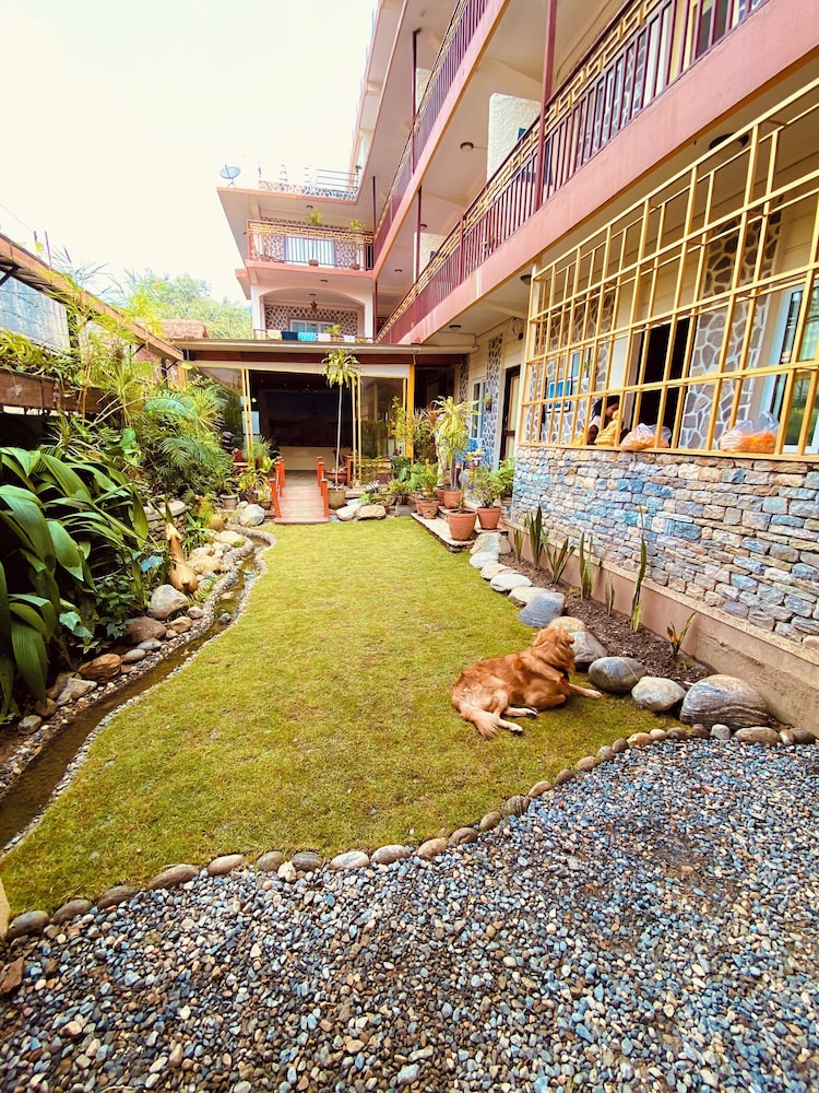 Three Jewels Boutique Hotel 72/74