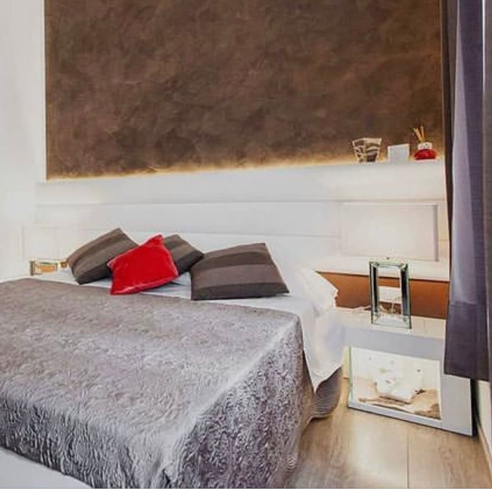 DELUXE, DOUBLE BED