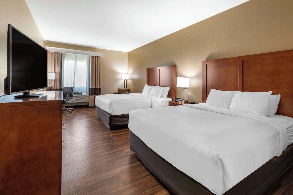 Suite, 2 Queen Beds, Sofa