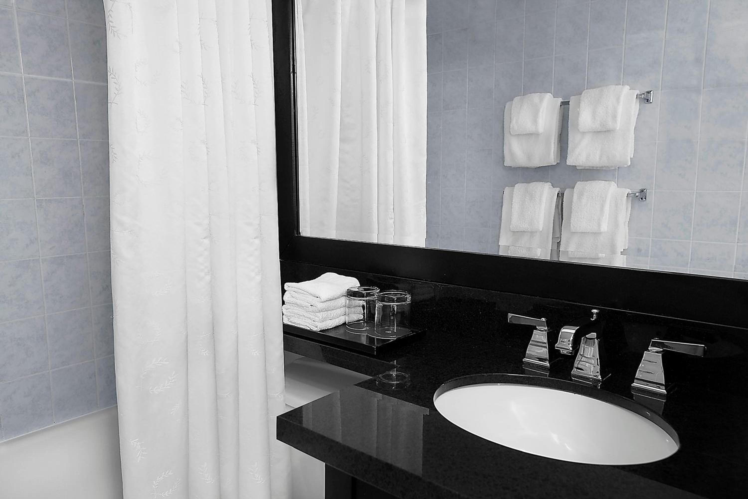 Guest Room, King Bed, 2 Queen Beds, No Window, Sheraton Fallsview Hotel 4/6