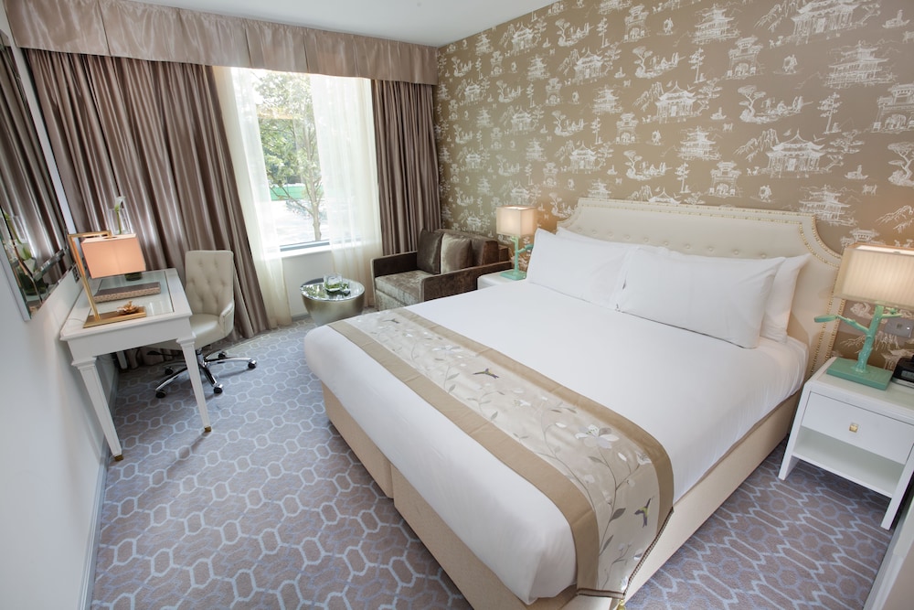 DELUXE, KING BED