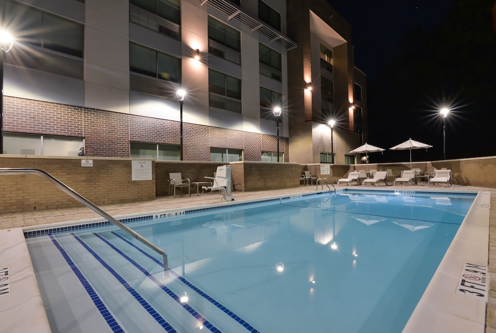 Holiday Inn Express & Suites Charlotte Ballantyne 1/46