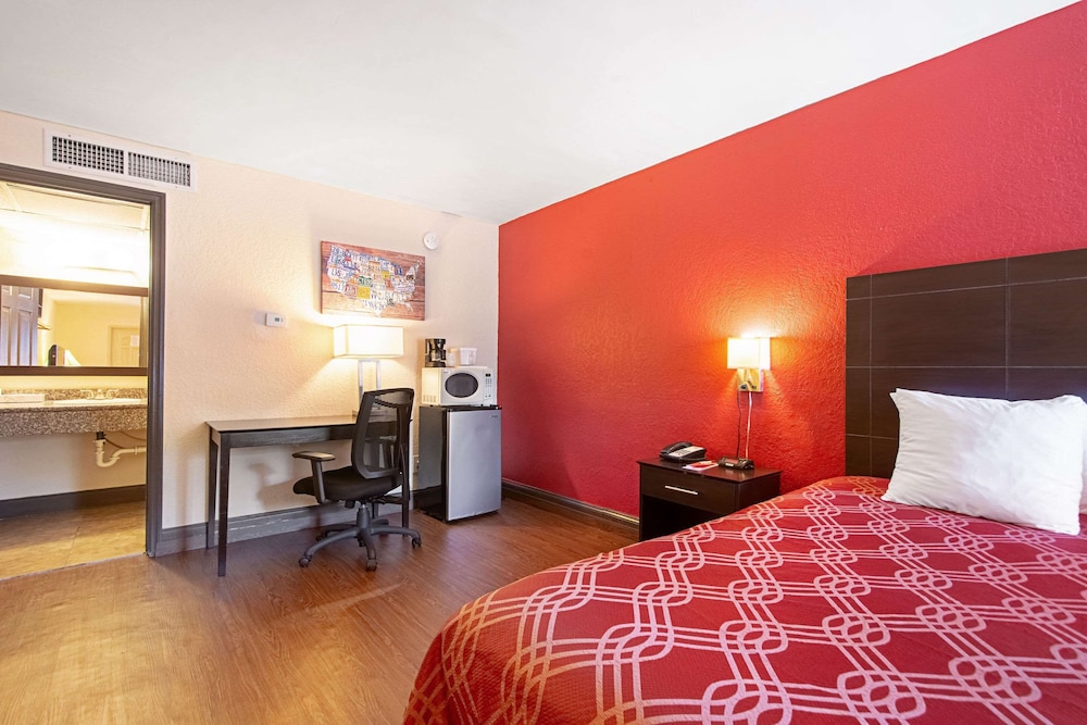 Econo Lodge Inn & Suites Clearwater Central 11/26