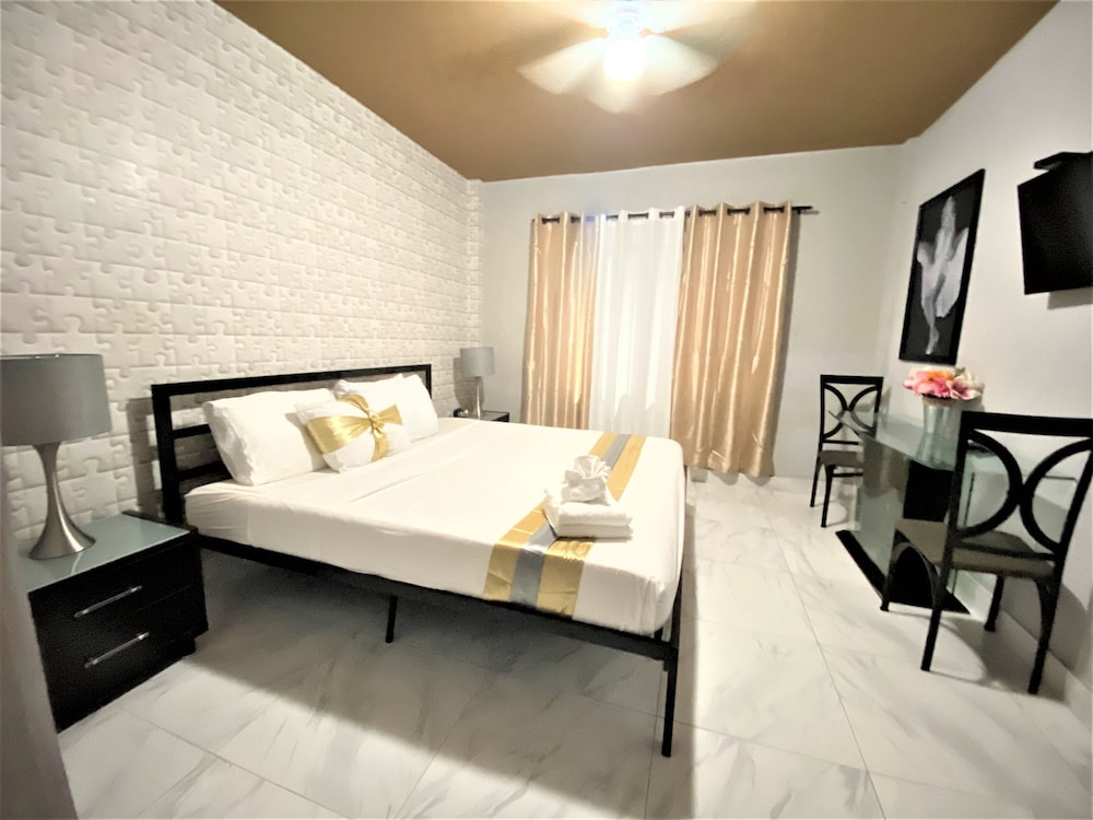 STANDARD, QUEEN BED
