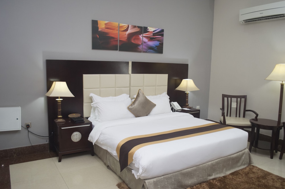 GrandBee Suites 11/39