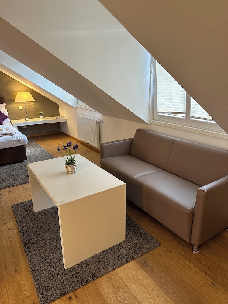 Helvetia Suites 30/52
