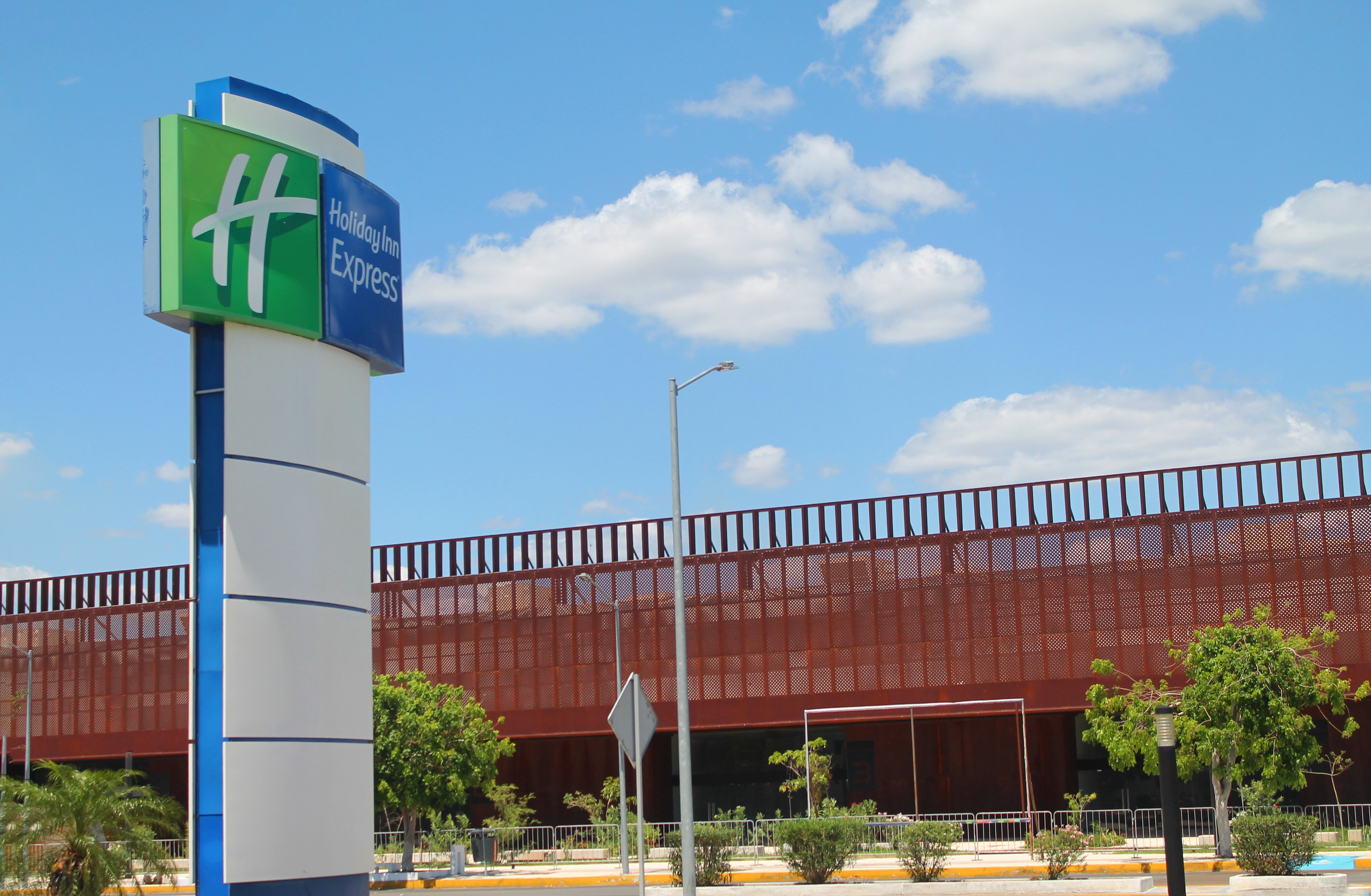 Holiday Inn Express Merida 3/50