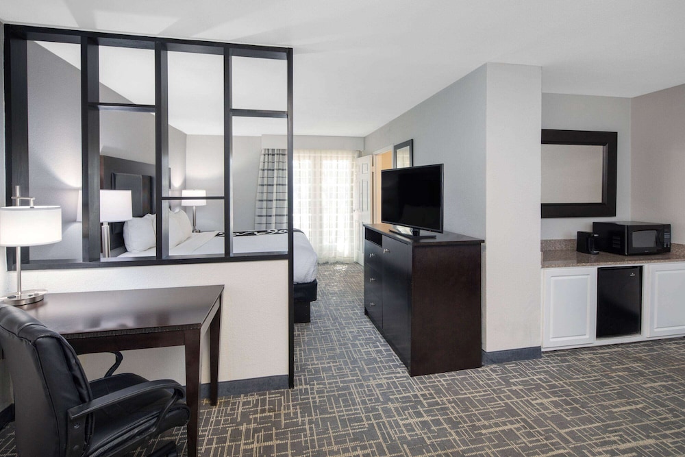 La Quinta Inn & Suites by Wyndham Atlanta Airport South 31/47