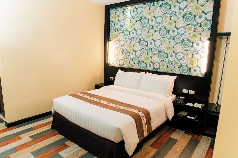 DELUXE, QUEEN BED