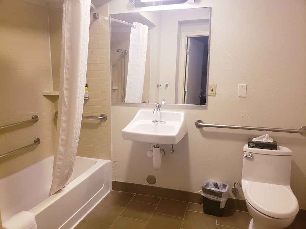 MainStay Suites Wichita Northeast 17/45