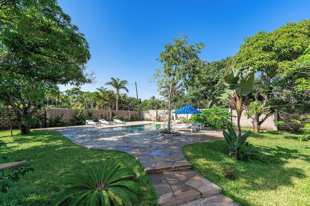 Hibiscus Apartments 65/75
