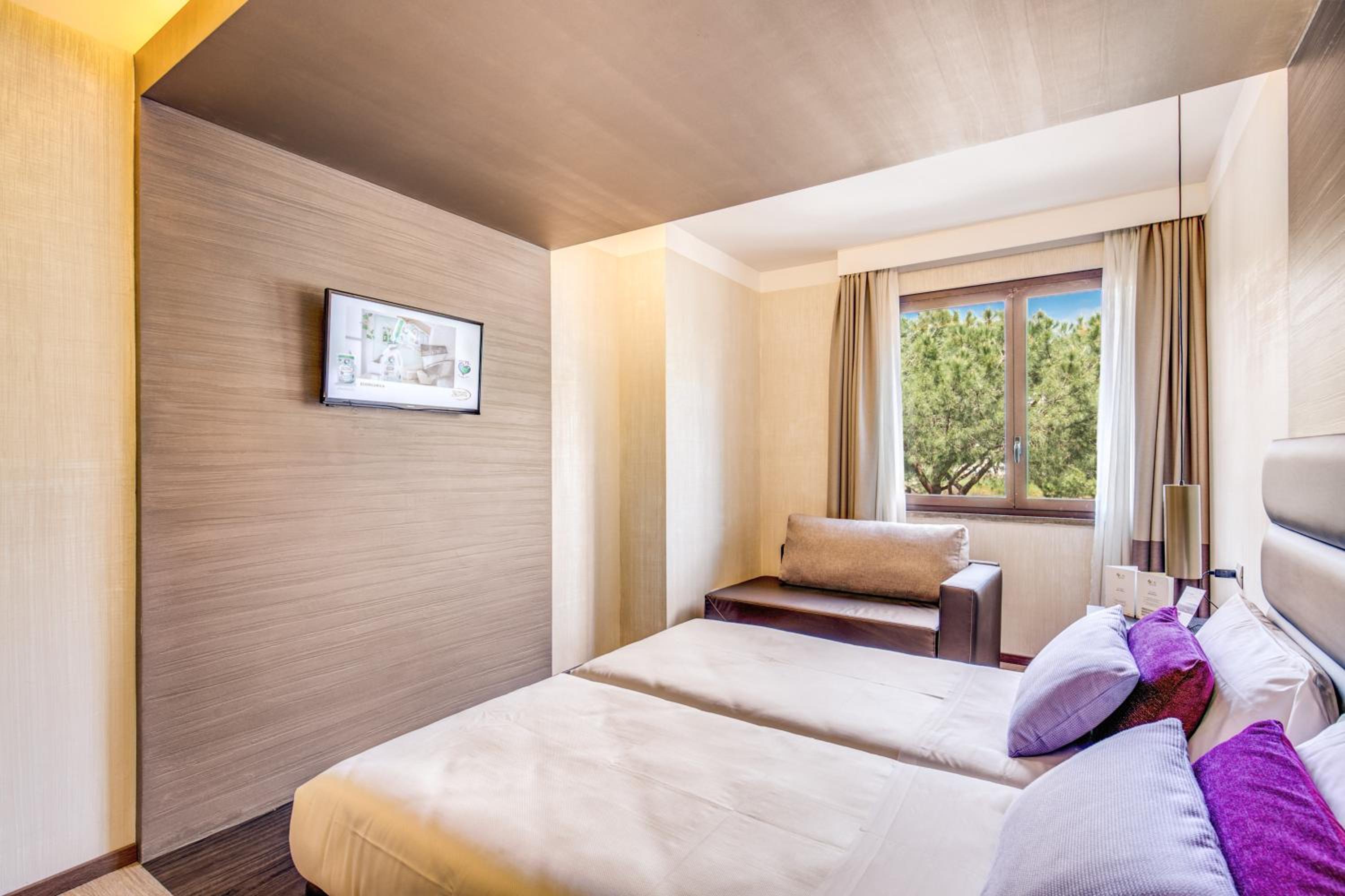 Superior, Queen Bed, Sofa
