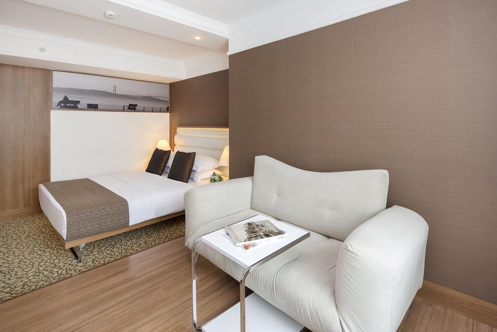 Executive, Single, King Bed, Street View