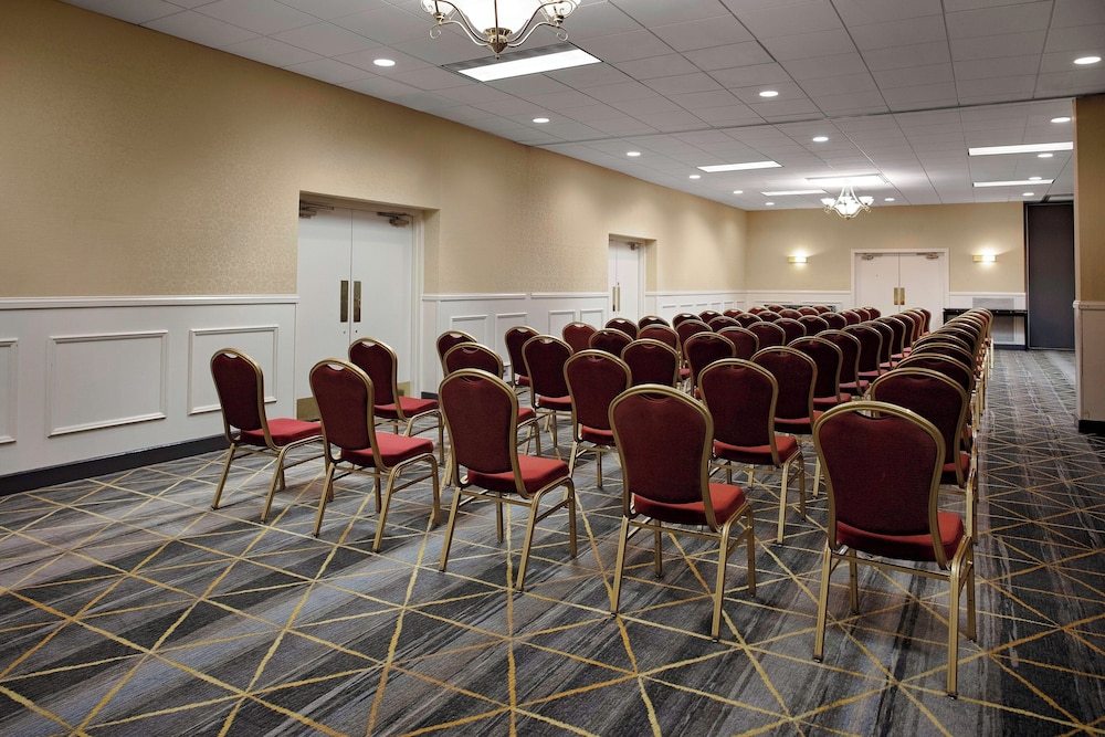 Holiday Inn Suites Boston Peabody 54/62