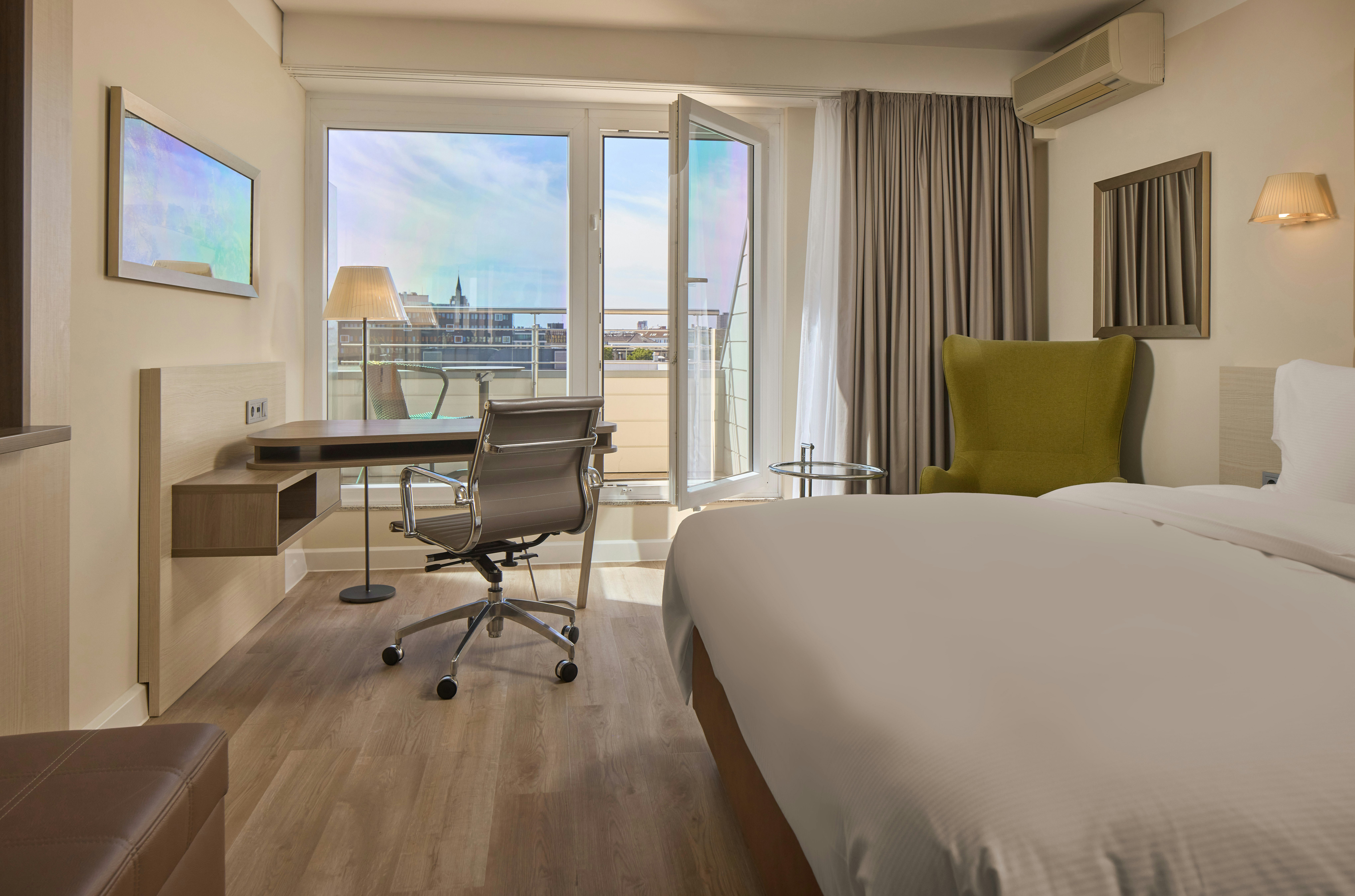 GUEST ROOM, QUEEN BED, BALCONY