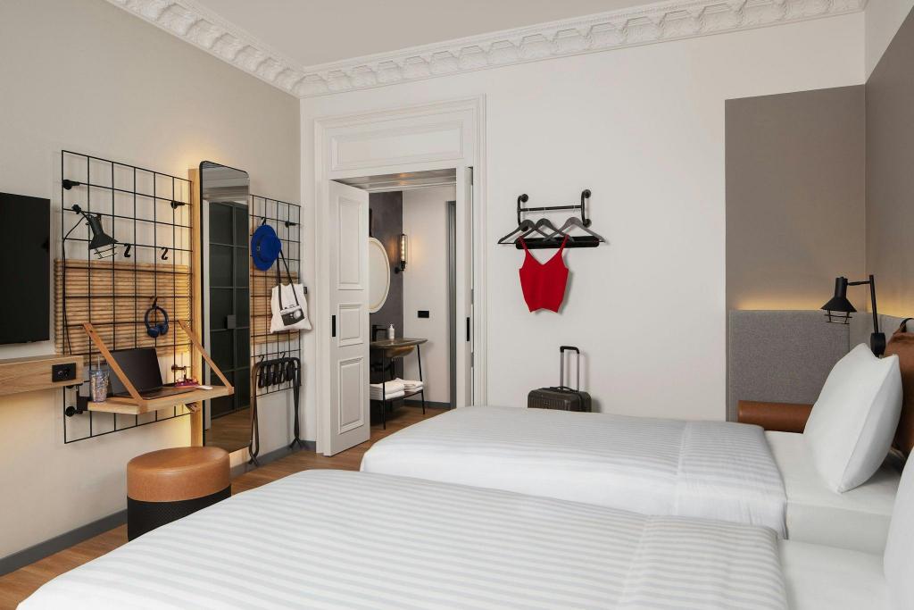 Moxy, Guest Room, Twin Beds, City View، Moxy Istanbul Beyoglu 2/3