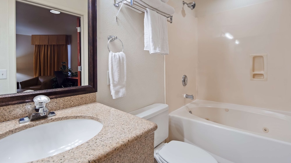 Best Western Plus Villa Del Lago Inn 18/41