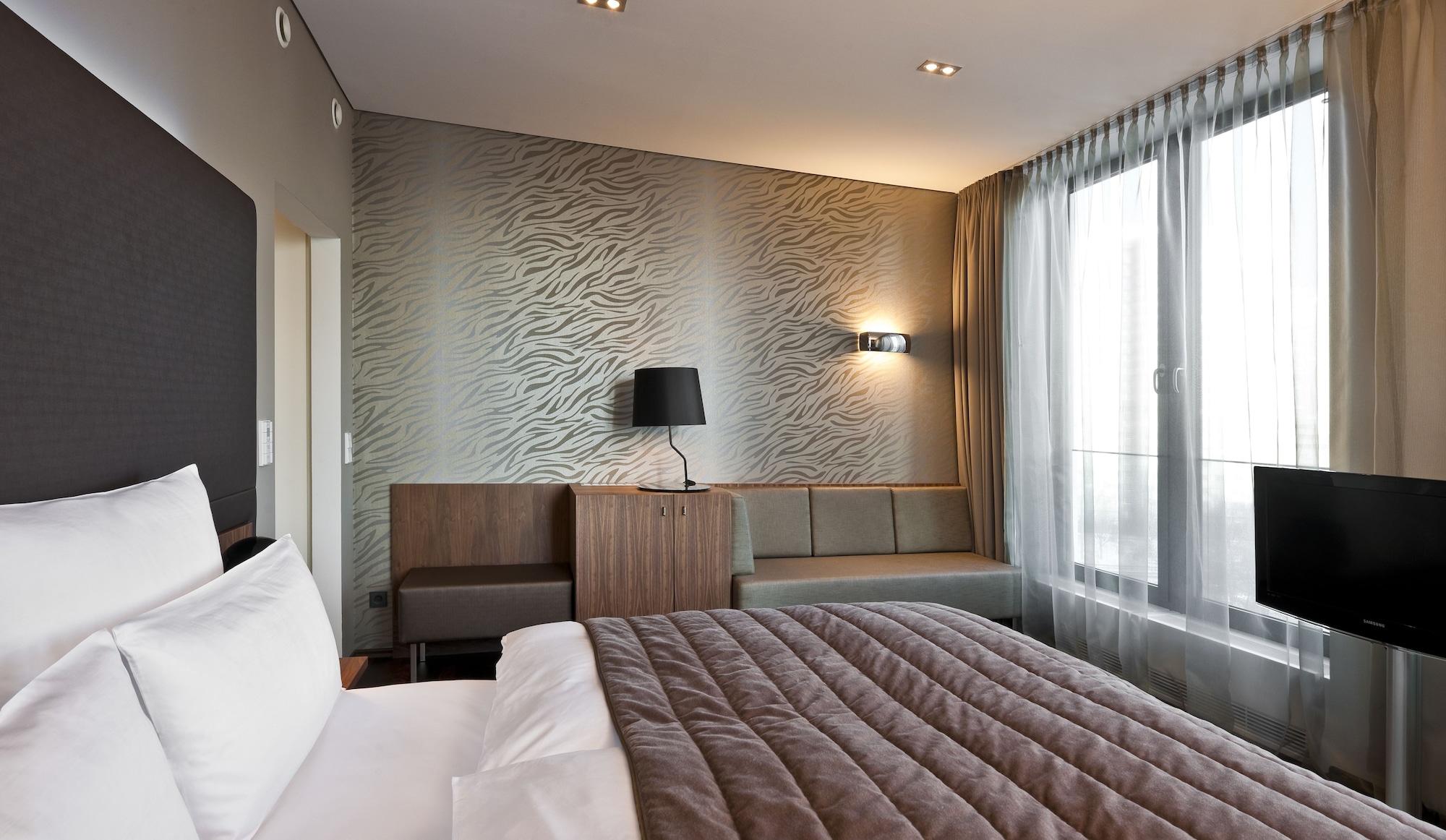 DELUXE, KING BED