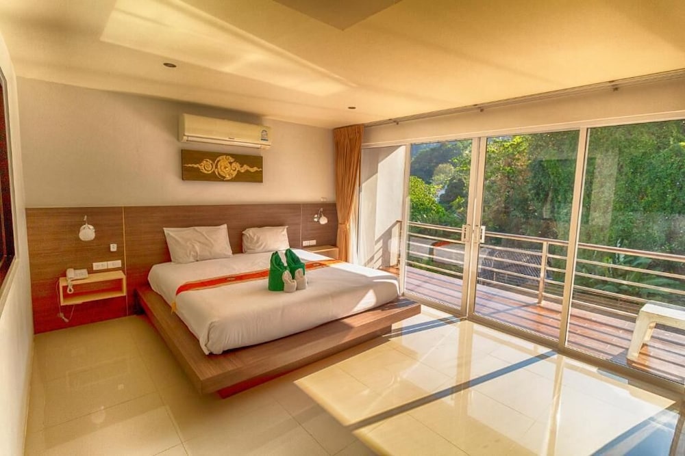 1 Bedroom, Deluxe, King Bed, Pool View