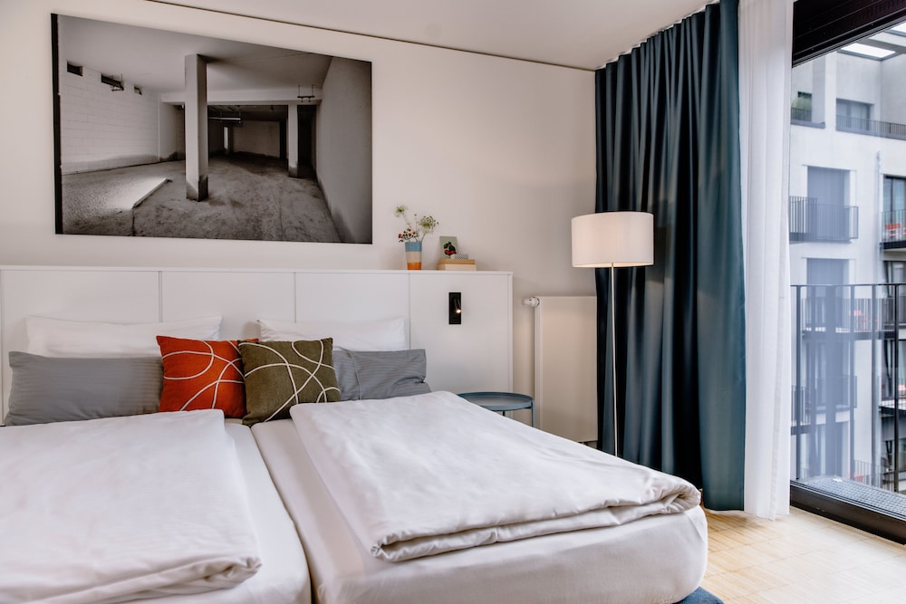COMFORT, TWIN BEDS, KITCHENETTE