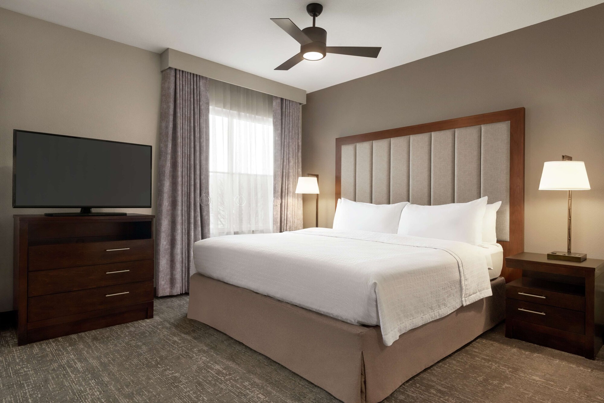 SUITE, KING BED, ACCESSIBLE