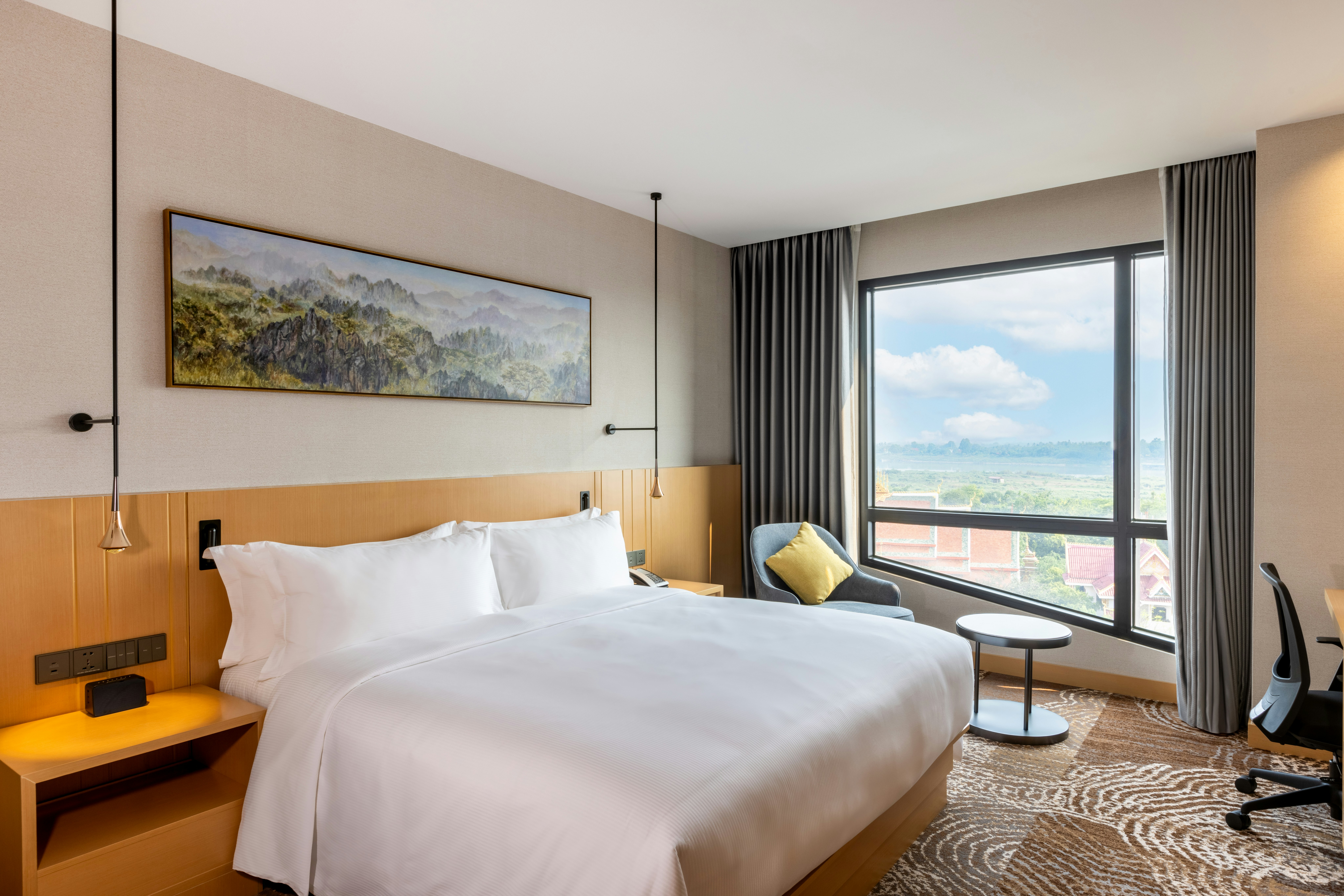 GUEST ROOM, KING BED