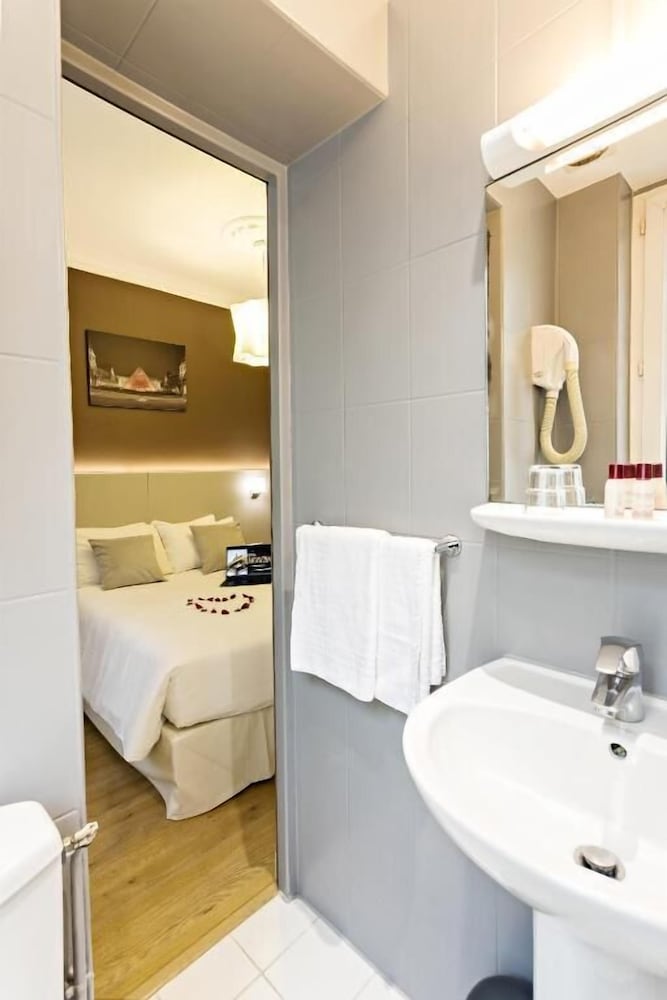 MODERN HOTEL 47/51