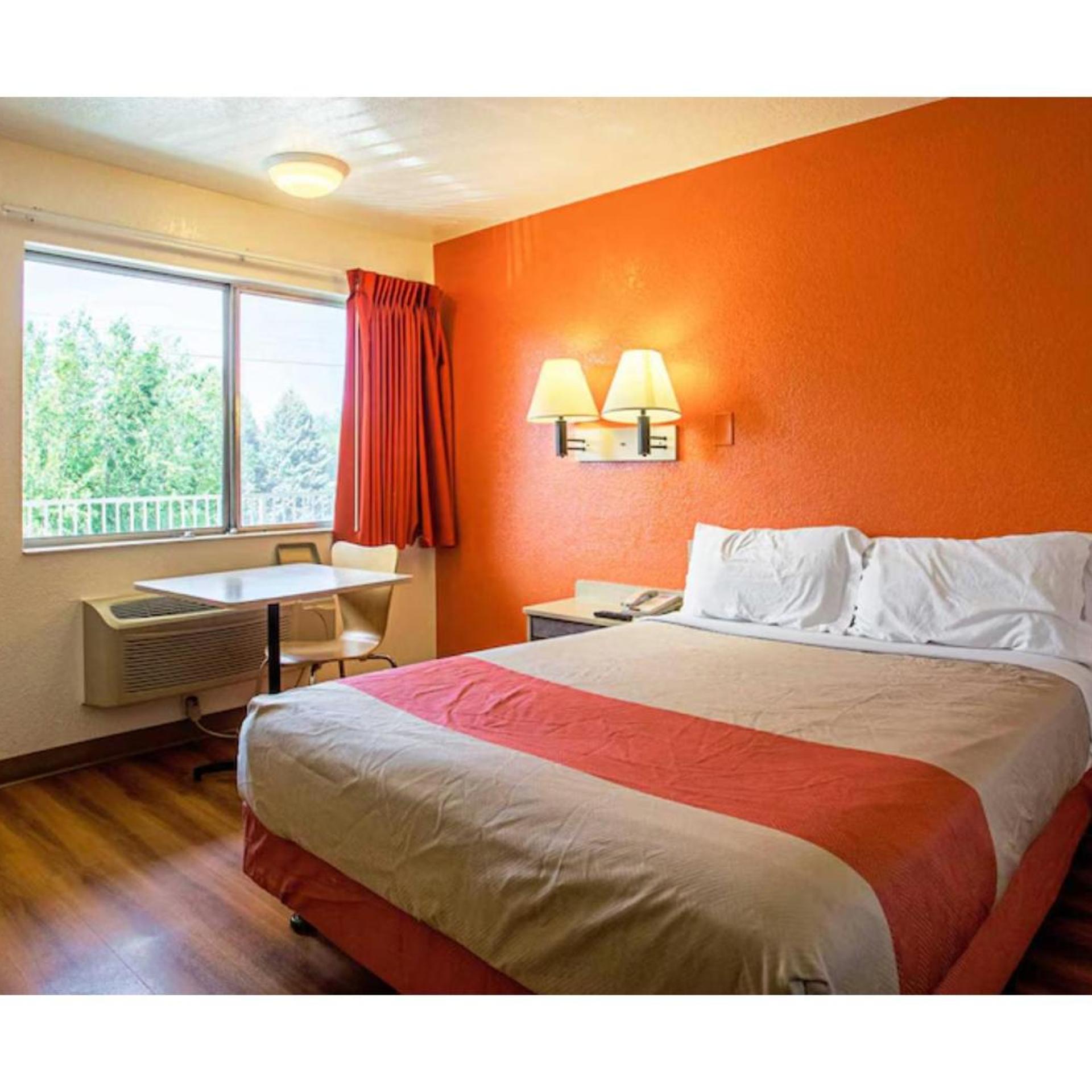 1 Full Bed ADA/RI Shower