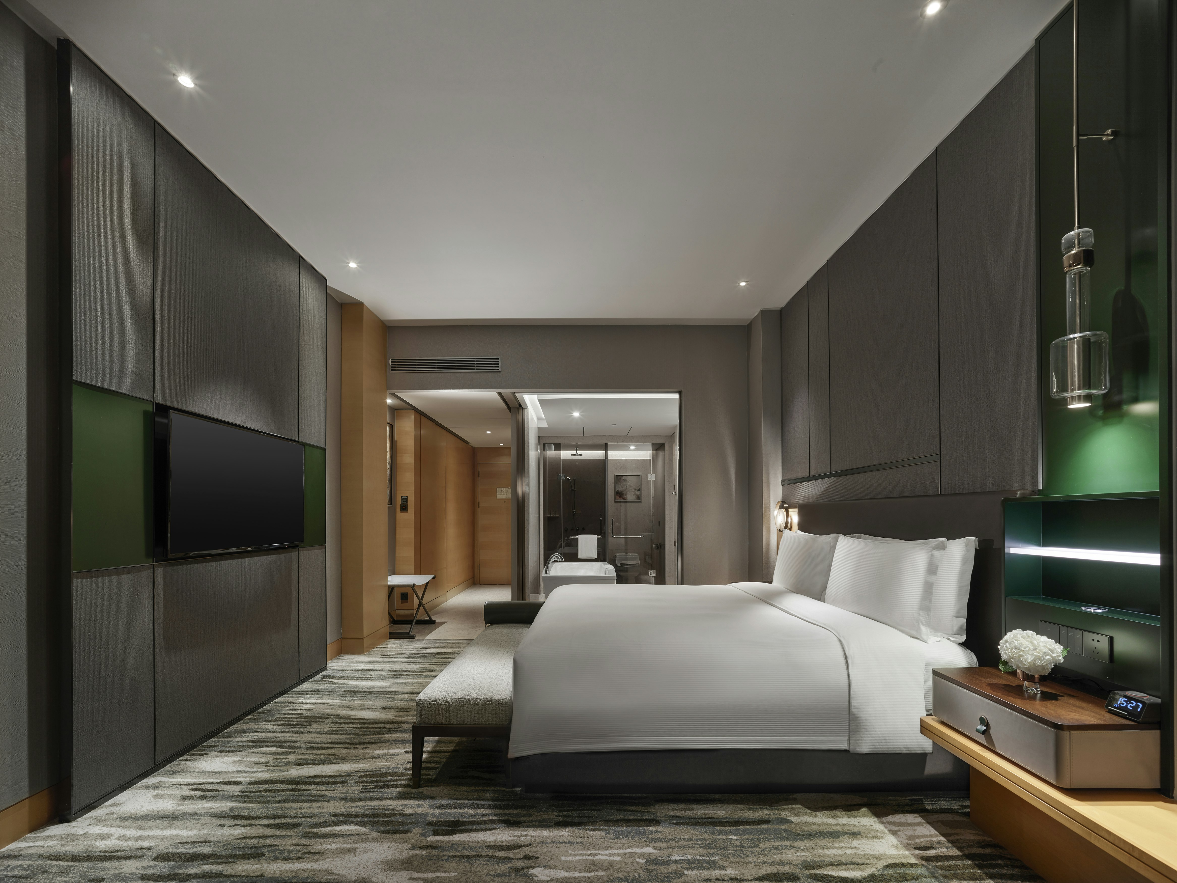 SUPERIOR, DELUXE, KING BED