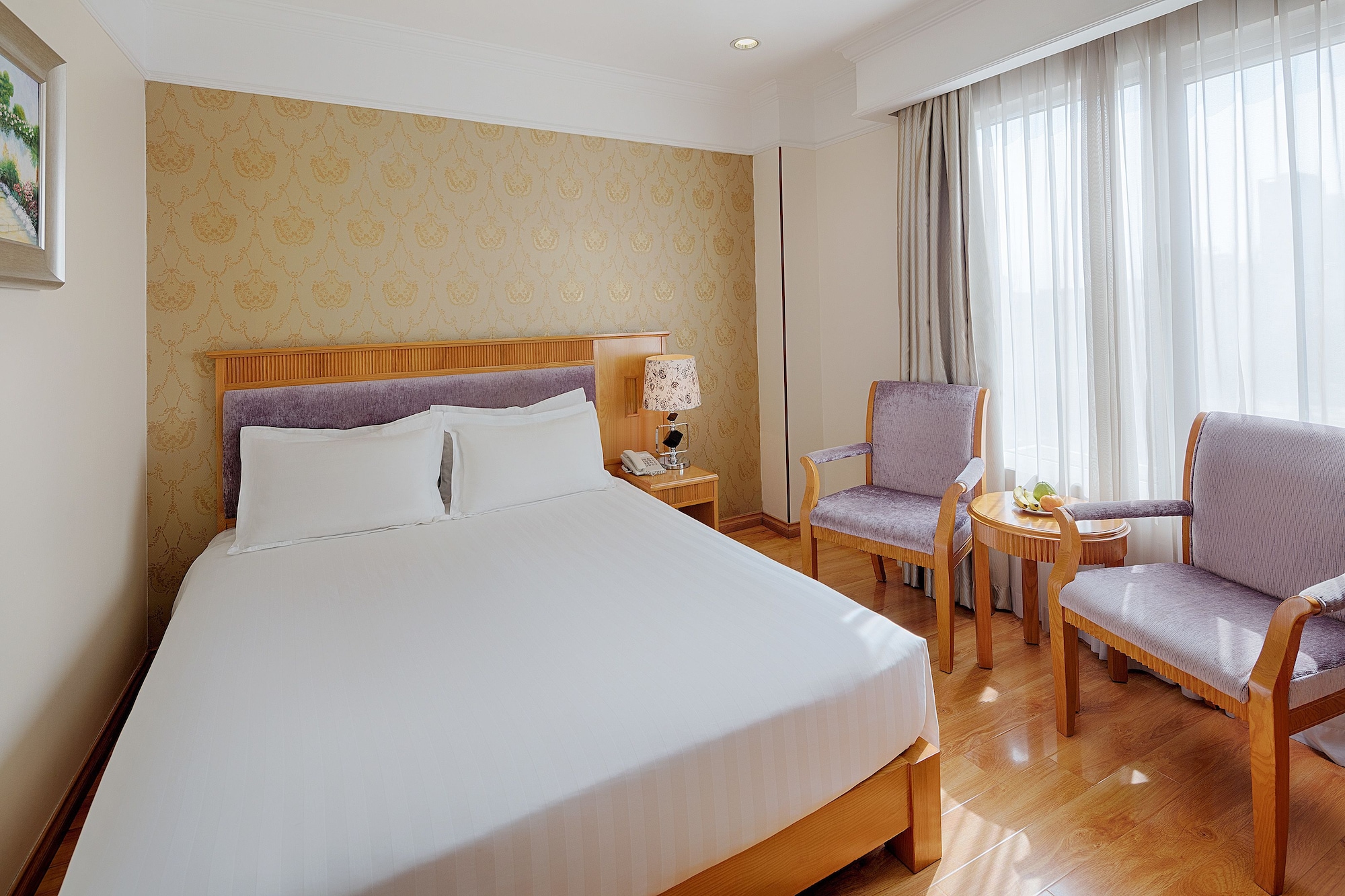 King Bed, No Window