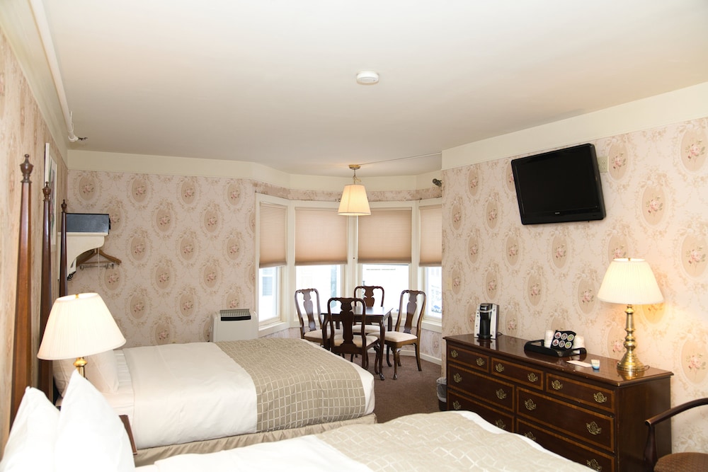 Lake View Hotel 24/46