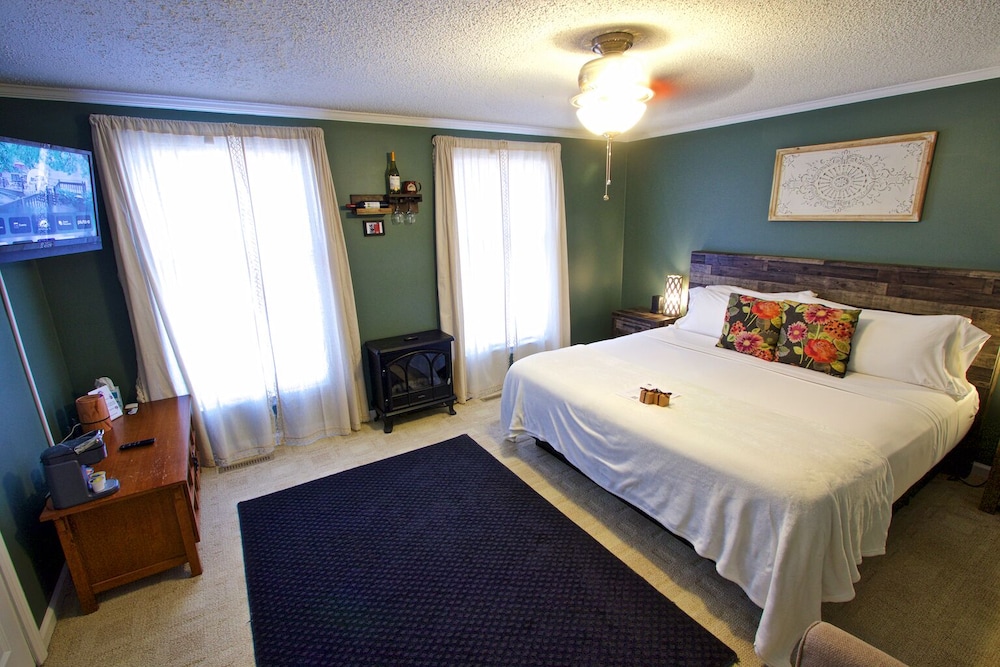Magnolia, House, King Bed, 3 Queen Beds