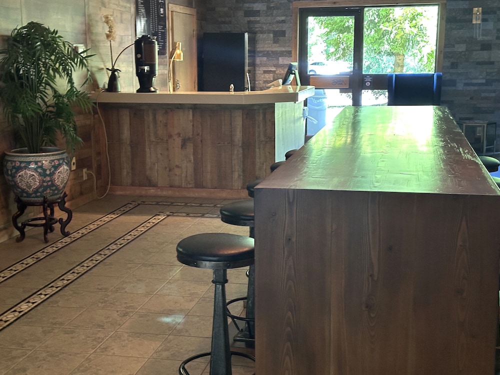 Hyatt House Portland Airport 8/50