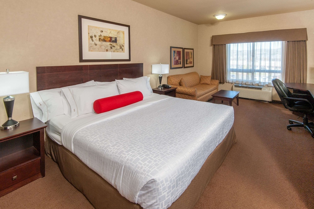 غرفة بسرير كينج مع أريكة، Ramada By Wyndham Drumheller Hotel & Suites 3/7