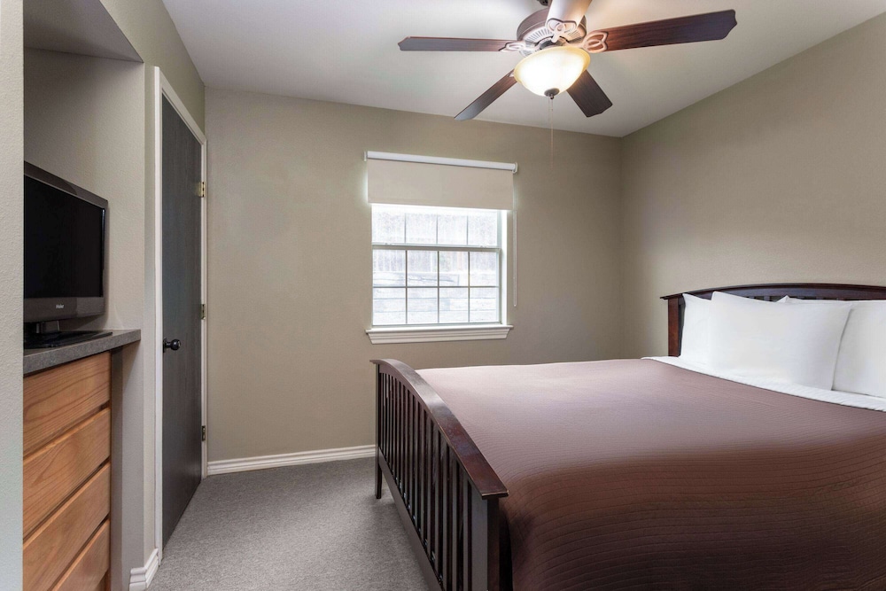 1 Bedroom, Suite, Queen Bed
