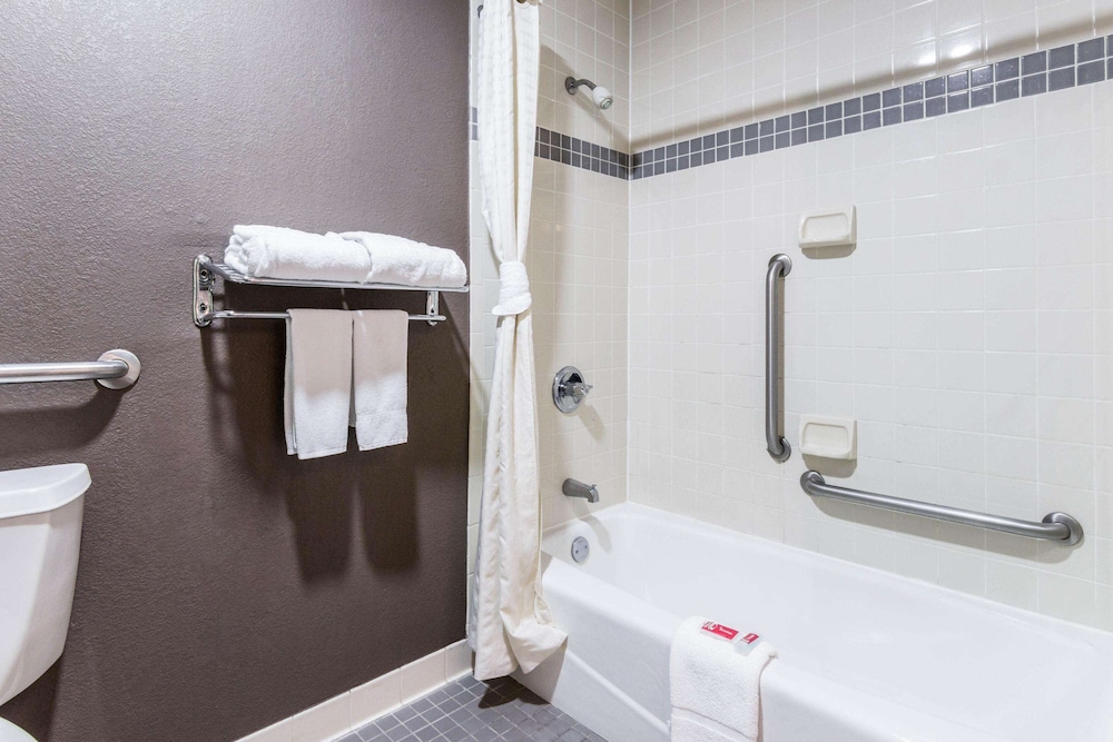 Econo Lodge Gainesville Downtown Area 17/33