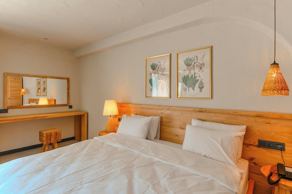 EXCLUSIVE, QUEEN BED