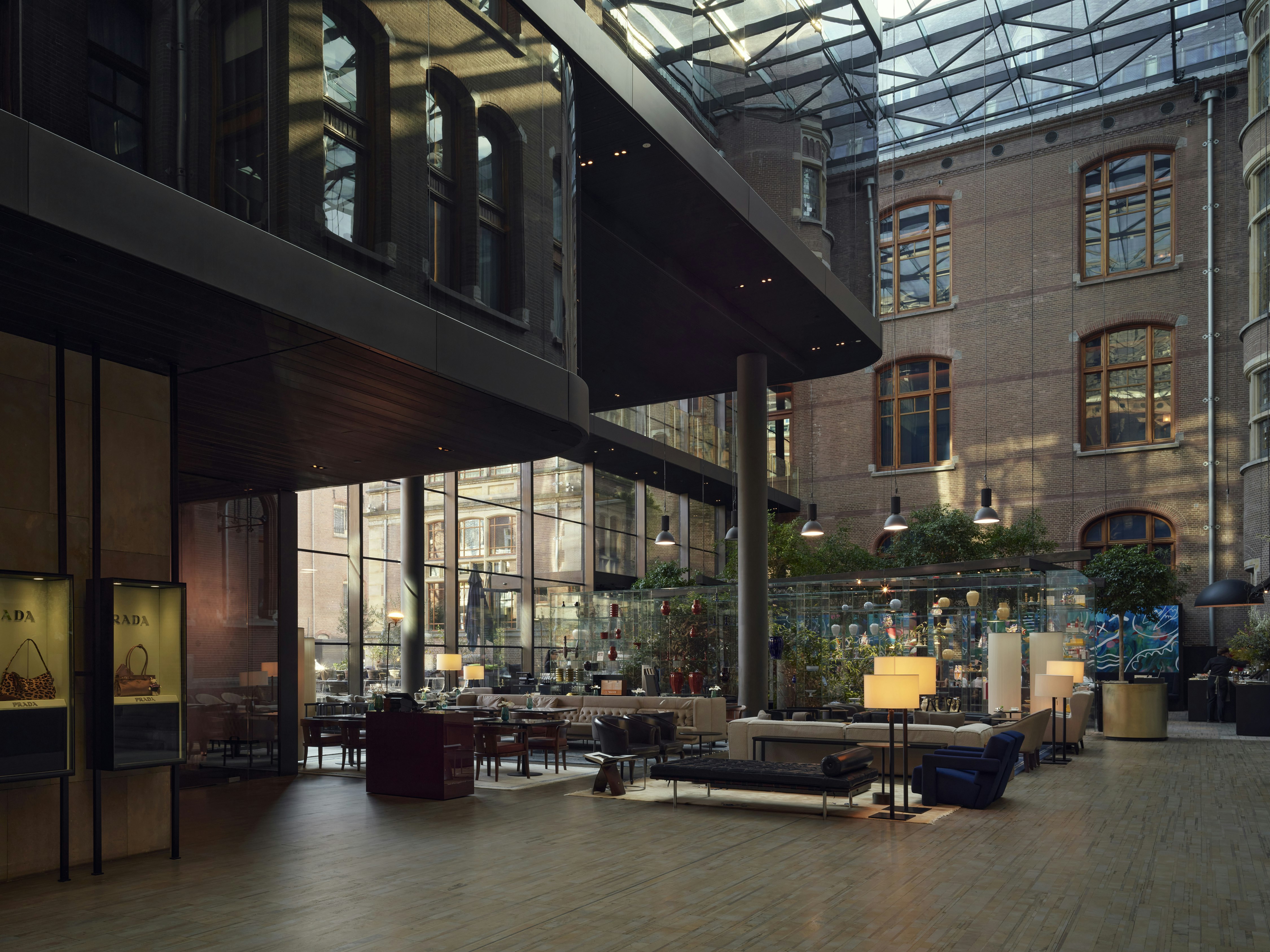 Mandarin Oriental Conservatorium, Amsterdam 10/83