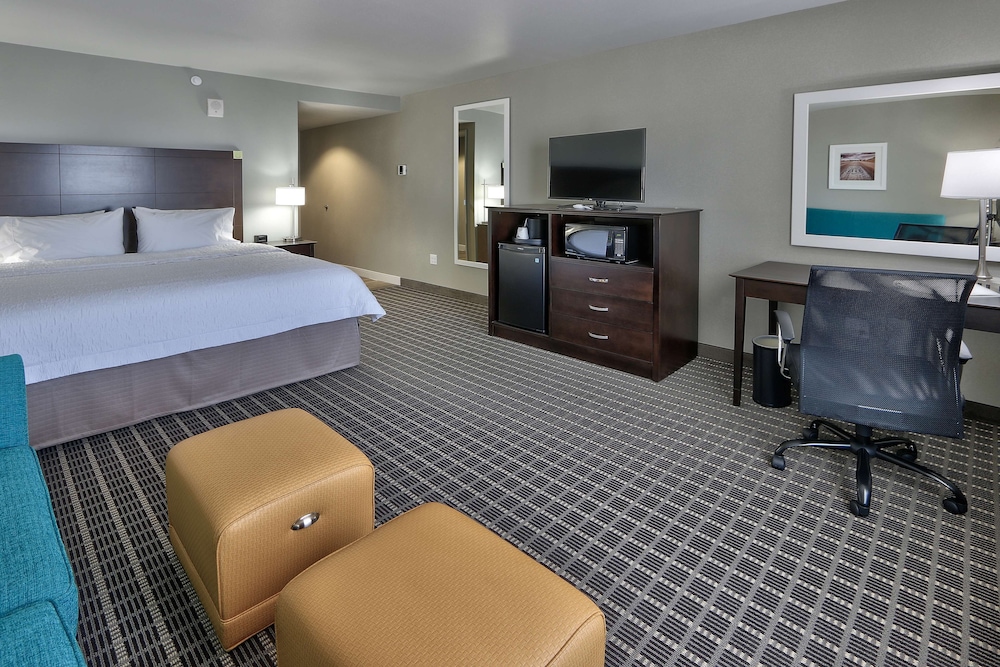 Hampton Inn Suites Albuquerque Airport 52/54