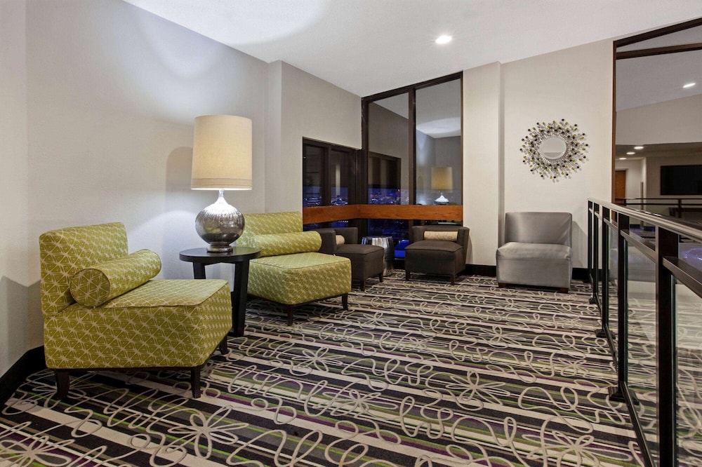 La Quinta Inn & Suites by Wyndham Detroit Metro Airport 36/55