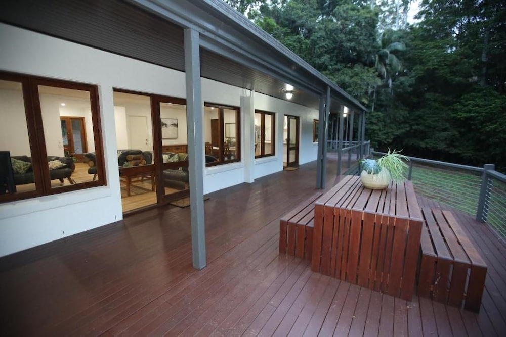 PETHERS RAINFOREST RETREAT 16/50