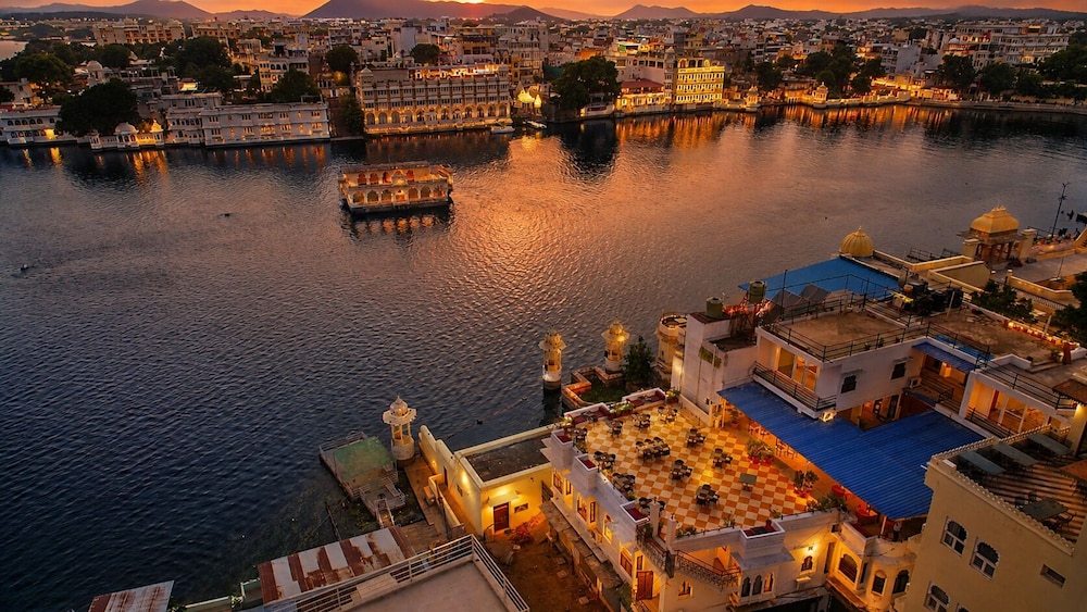 Hotal Devraj Niwas on Lake Pichola Udaipur 41/50
