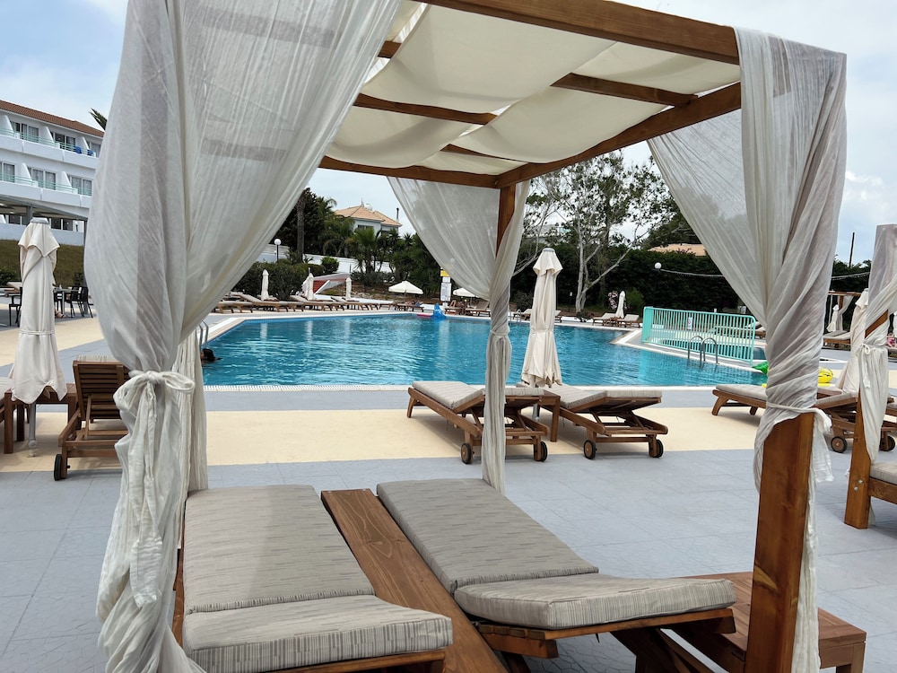Adelais Bay Hotel 25/50