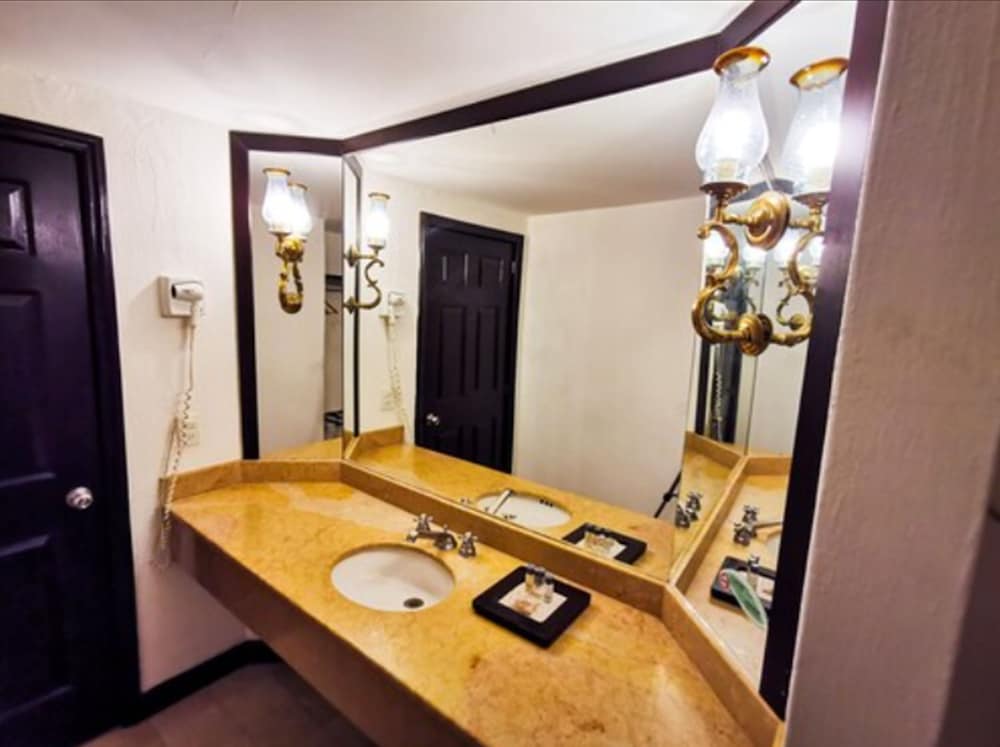 Country Hotel And Suites 41/41