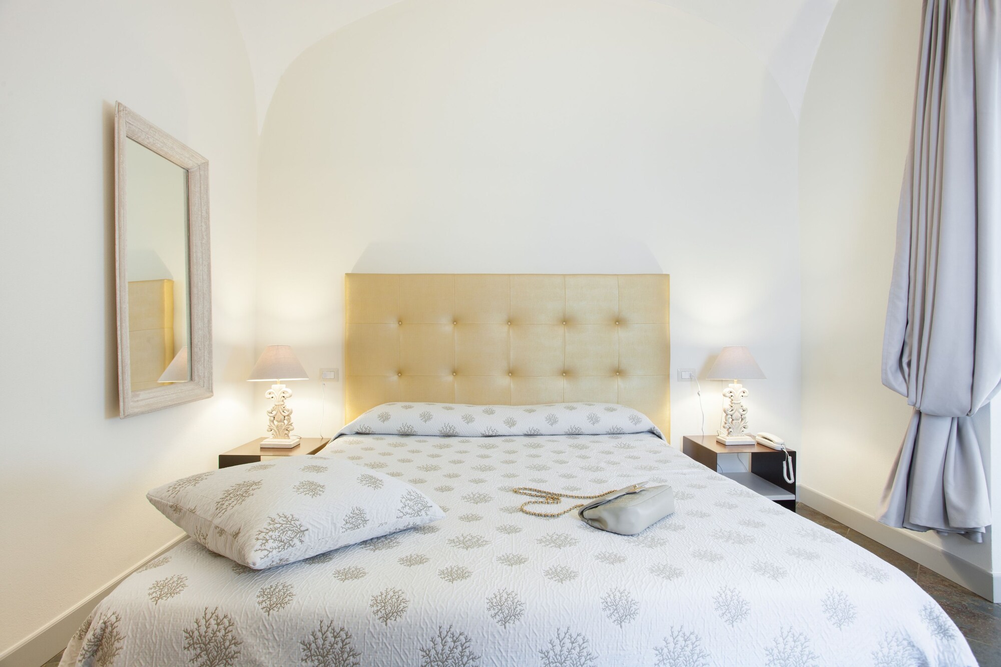 ROOM, DOUBLE BED