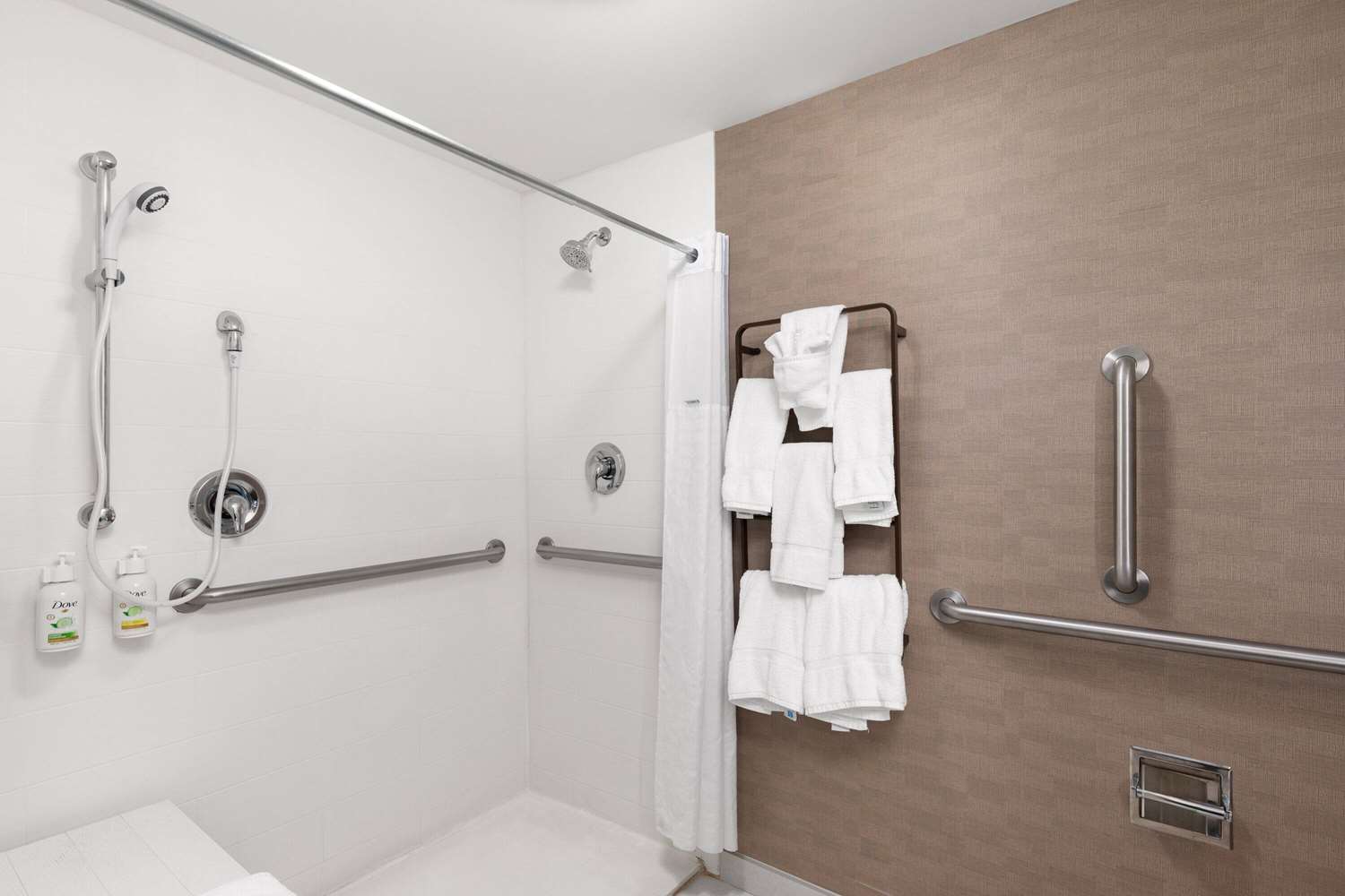 La Quinta Inn & Suites by Wyndham Knoxville Papermill 45/45