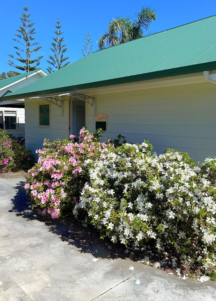 Poinciana Cottages 45/50