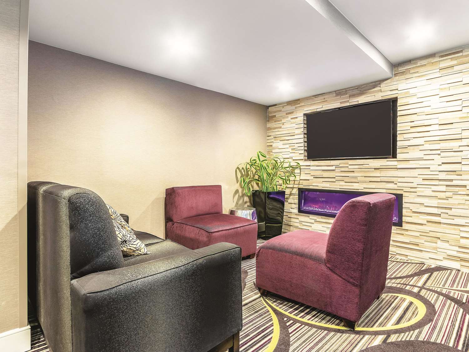 La Quinta Inn & Suites by Wyndham Hartford - Bradley Airport 35/47