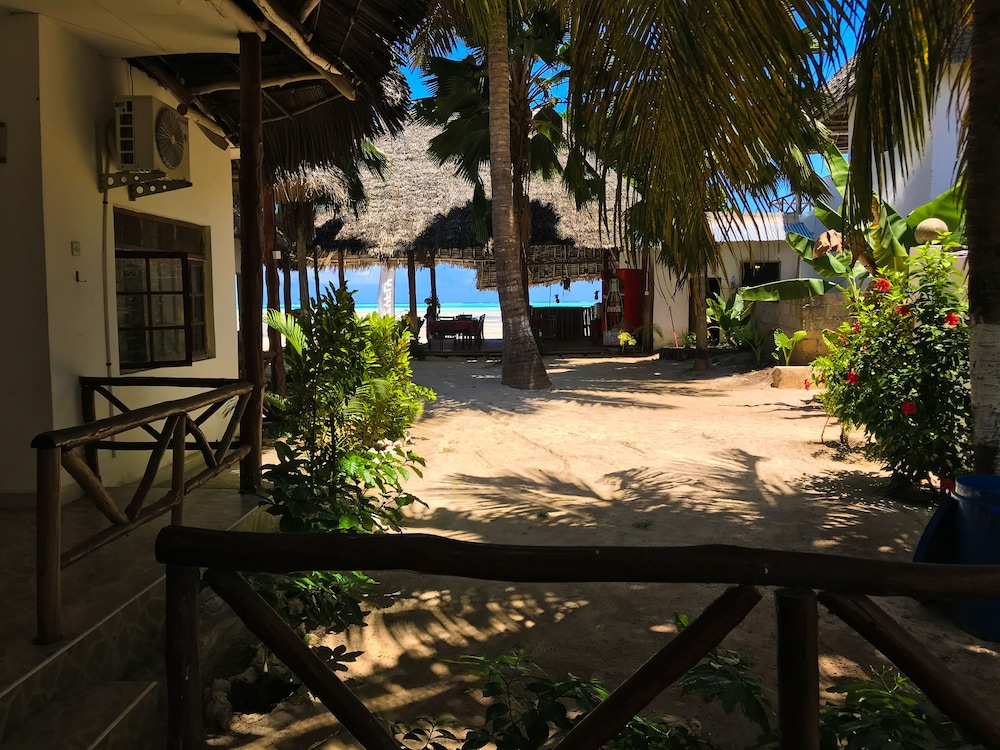 Jambiani White Sands Beach Bungalows 8/68