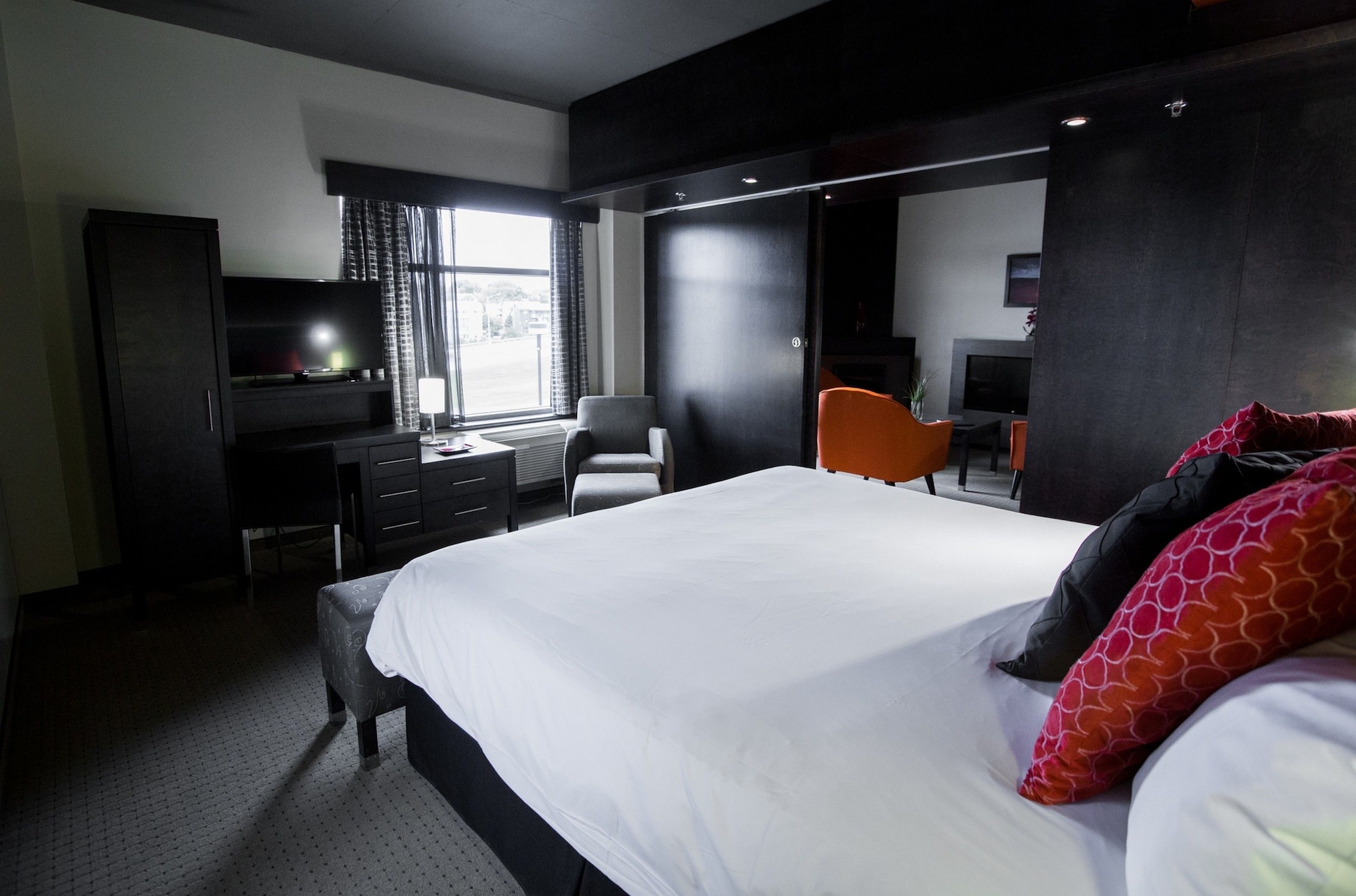 EXECUTIVE, SUITE, KING BED